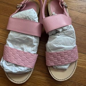 Gucci Big Girls Pink Sandals Sz 2